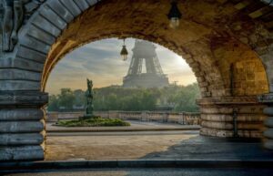 De Eiffel Toren Gezien Vanonder een Brug met Togen
