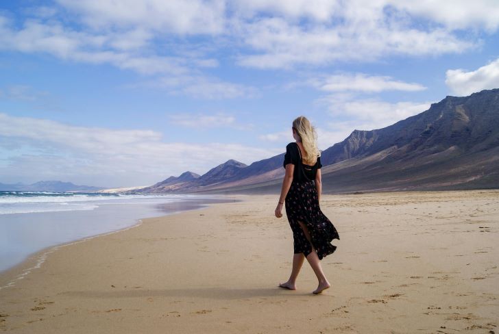 Vrouw Loopt Op een Strand in Frankrijk