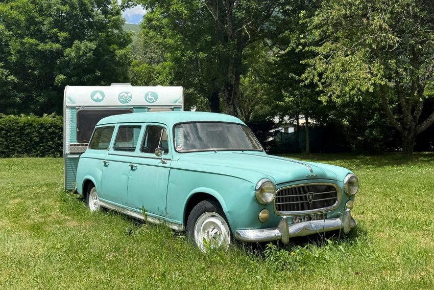 Ruime en schaduwrijke staanplaatsen voor uw caravan op eersteklas campings in Frankrijk